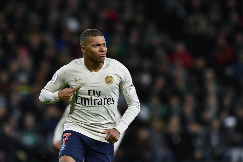 世一左变秃😂努诺·门德斯晒光头新发型，配文：我挺好的，才怪